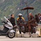 Discussione tra motociclisti di epoche diverse