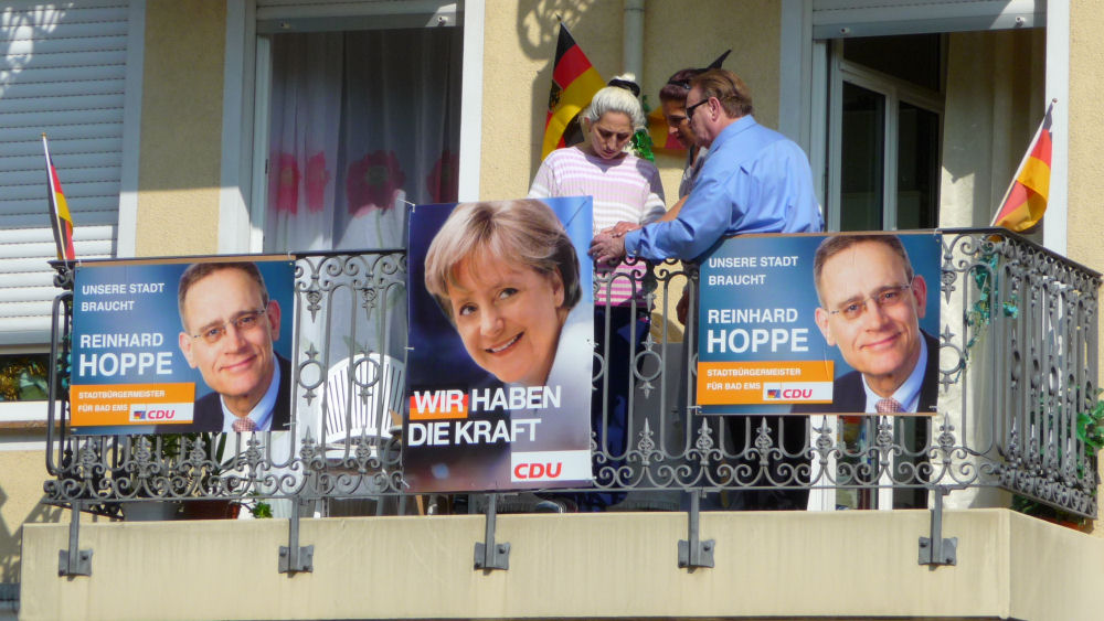 Diskussion vor der Wahl auf einem deutschen Balkon