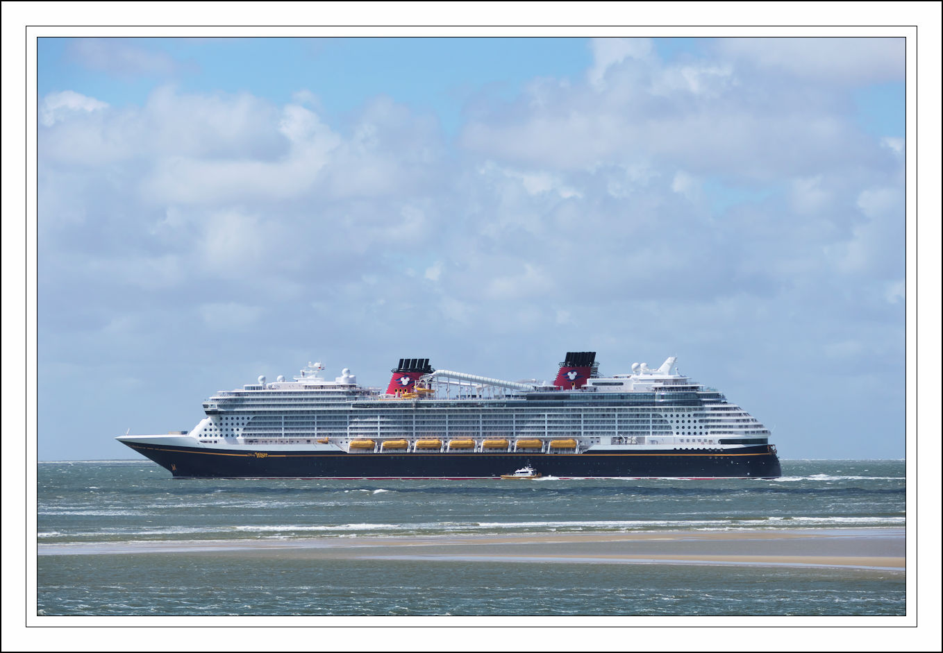 Disney Cruise Liner mit Lotse