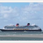 Disney Cruise Liner mit Lotse
