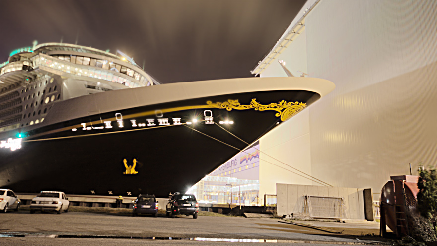 Disney Dream am Ausrüstungspier der Meyerwerft (Bugansicht)