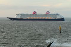 "Disney Dream" auf der Probefahrt vor Borkum auf der Westerems