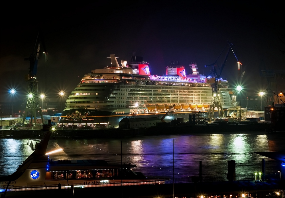 Disney Dream bei Nacht in Hamburg