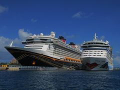 Disney Dream und Aida Luna im Hafen von Nassau