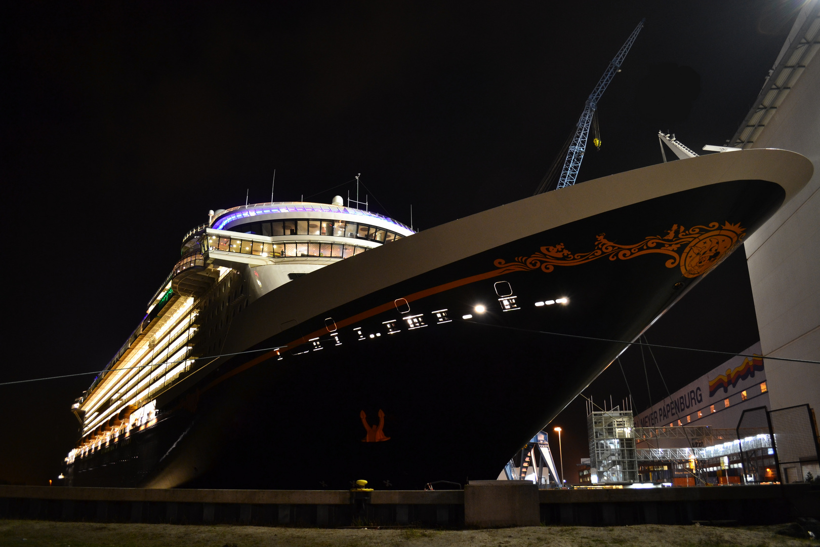 Disney Fantasy bei Nacht