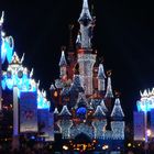 Disneys Märchenschloss am Abend