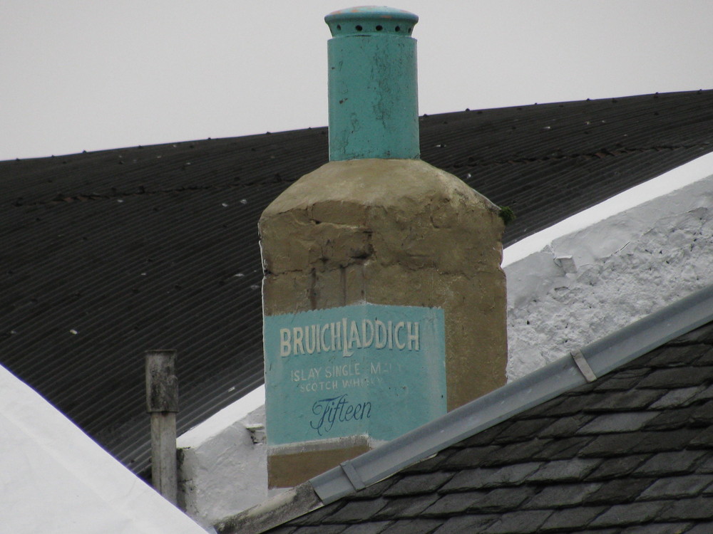 Distellery Bruichladdich - sogar der Kamin ist eine Whiskyflasche