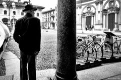 Distinto signore in piazza Ducale, Vigevano