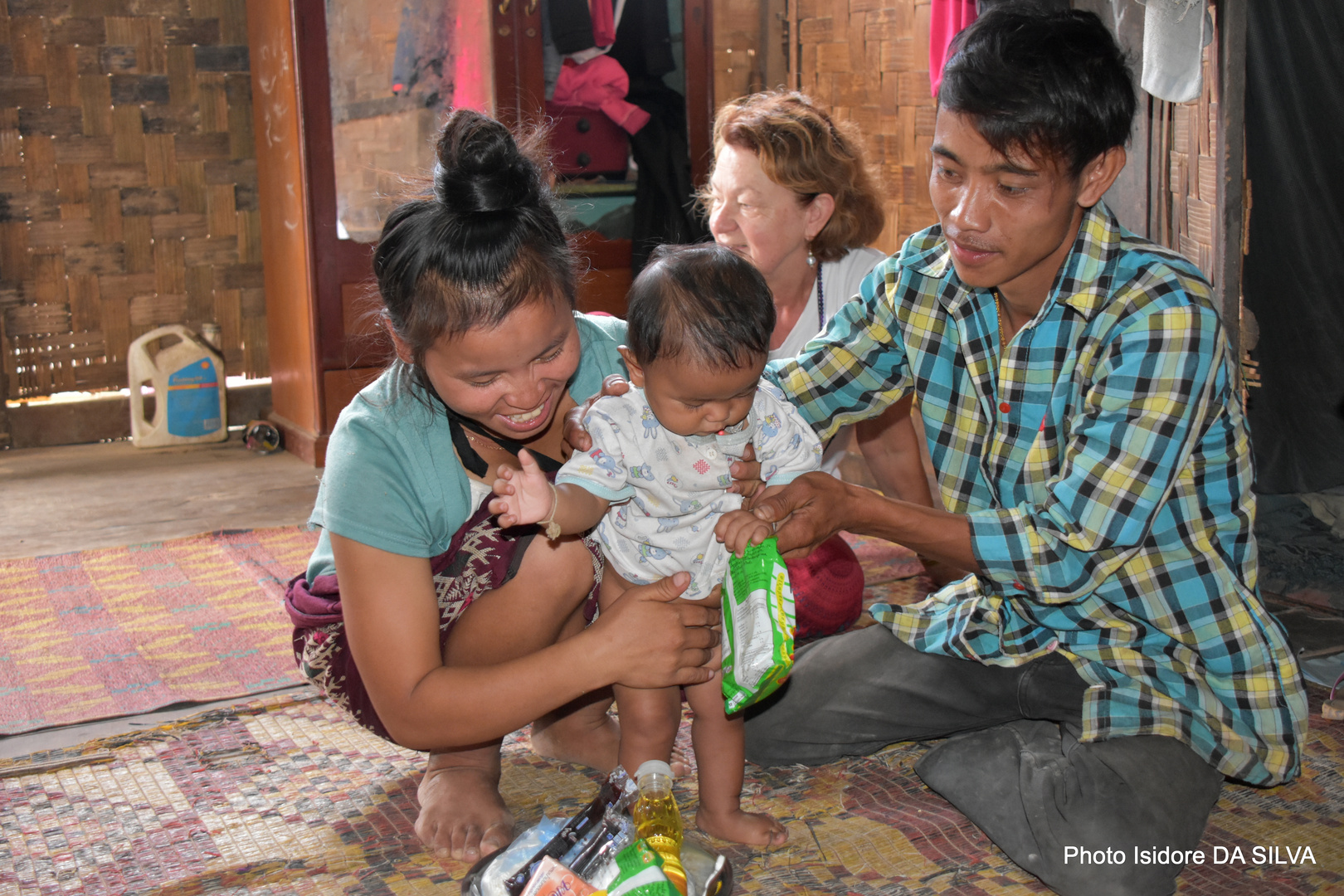 Distribution médicaments village LAOS