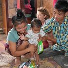 Distribution médicaments village LAOS