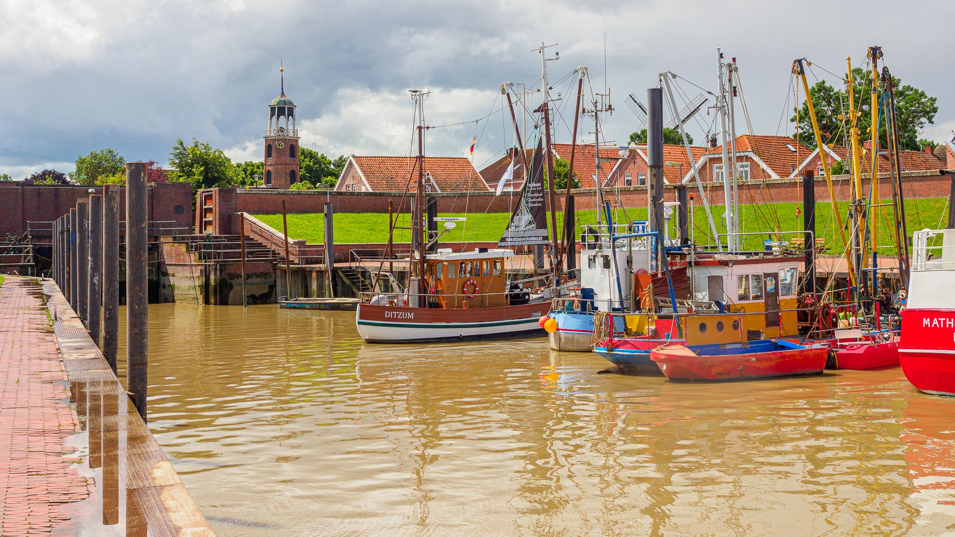 Ditzum Hafen und Kirchturm