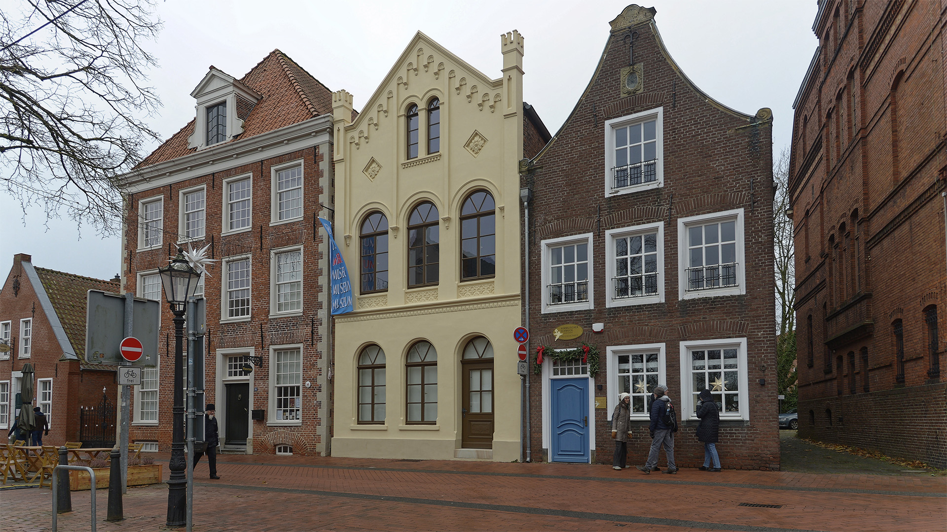 Diverse Häuserfronten aus verschiedenen Stil-Epochen nebeneinander in der Altstadt von Leer (Ostfr.)