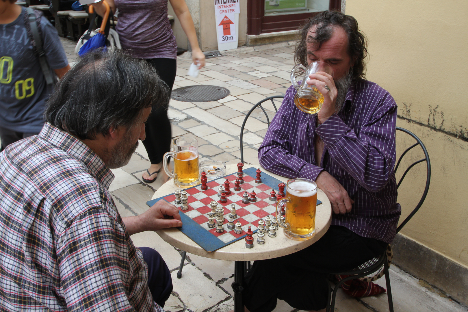 DIY-Schachspiel im Straßencafé 