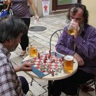 DIY-Schachspiel im Straßencafé 