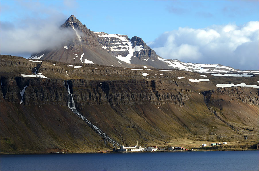 Djupavik mit der alten Fischfabrik