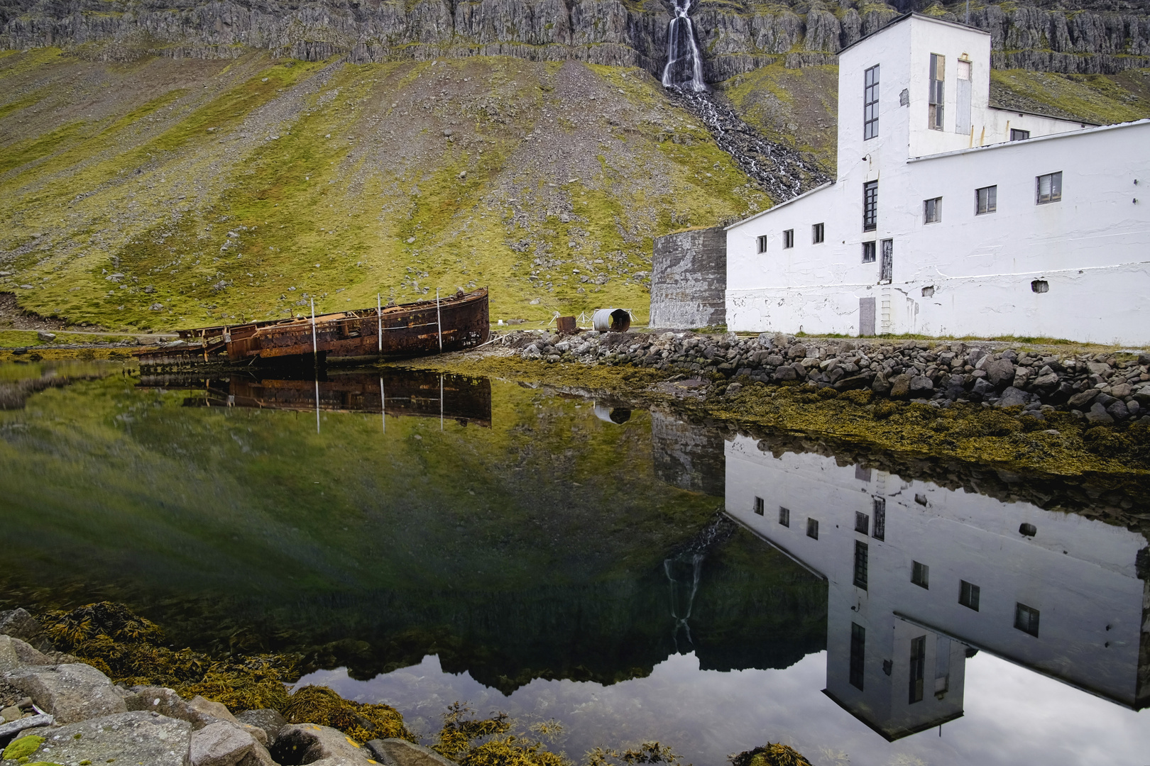 Djúpavík und das Wrack der M/S Suðurland