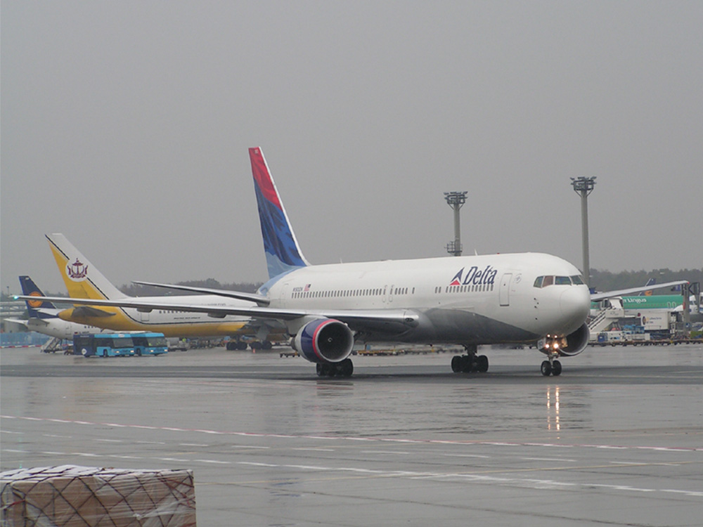 DL106 auf dem Weg zum Gate (Boeing767)