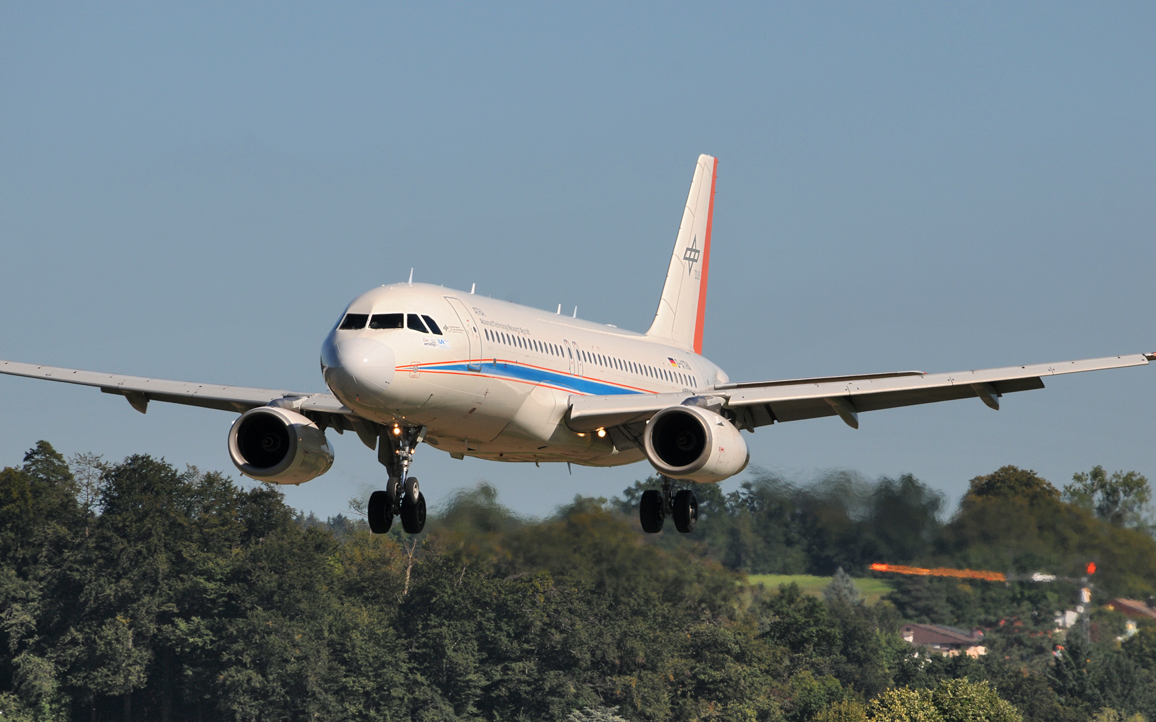  DLR - Deutsches Zentrum fuer Luft- und Raumfahrt Airbus A320 D-ATRA 