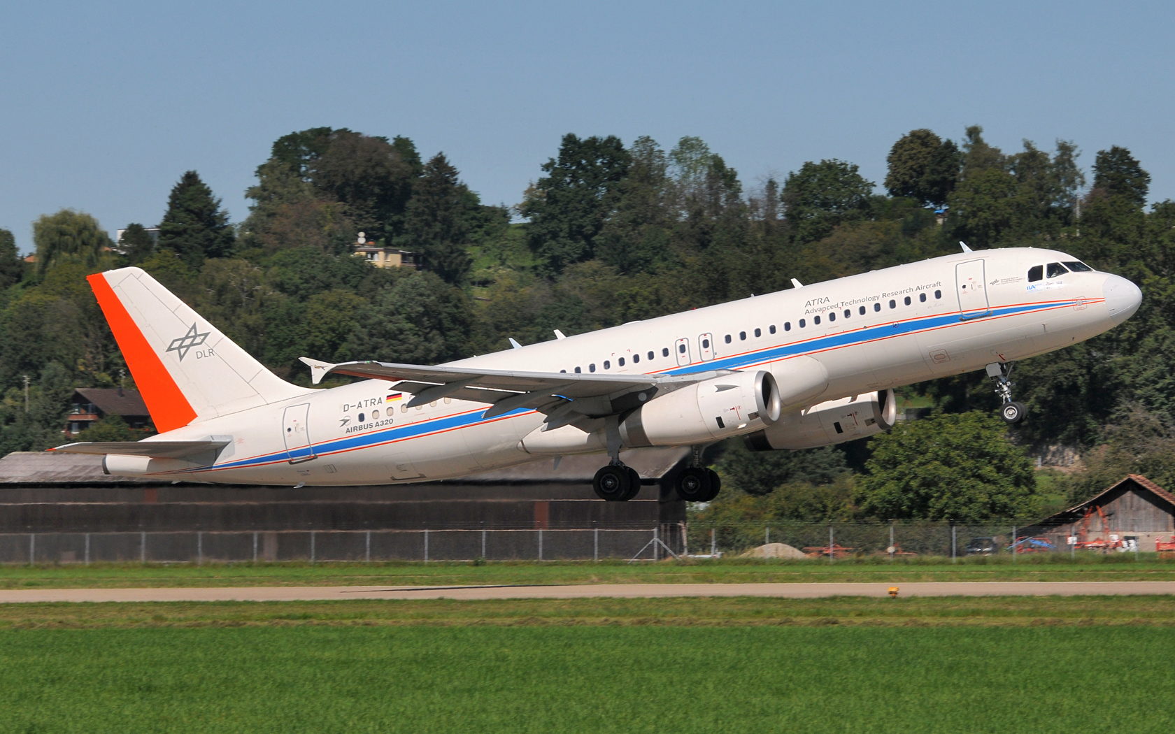 DLR - Deutsches Zentrum fuer Luft- und Raumfahrt Airbus A320 D-ATRA 