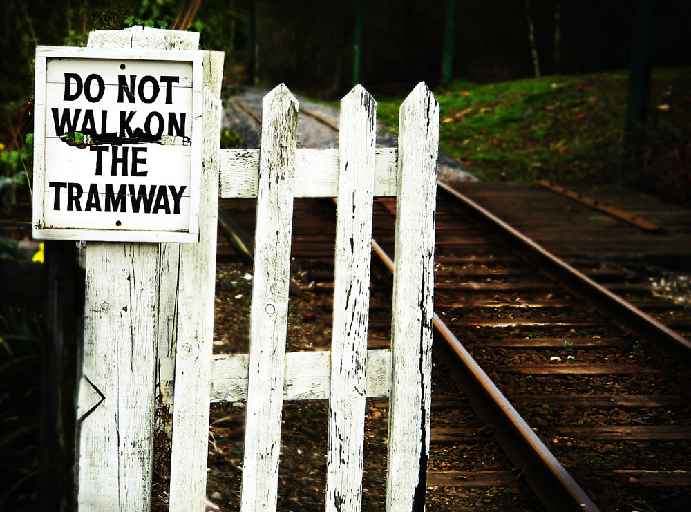 Do not walk on the tramway