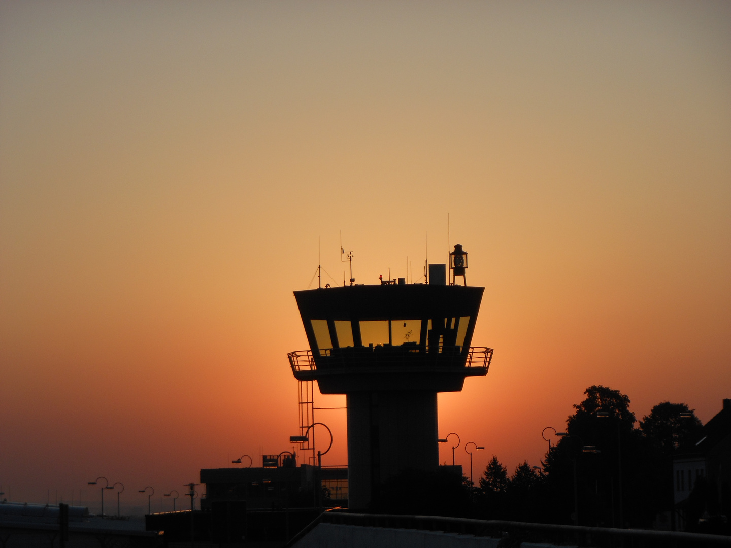 do.airport-tower ,morgens um fünfuhrsechzig....