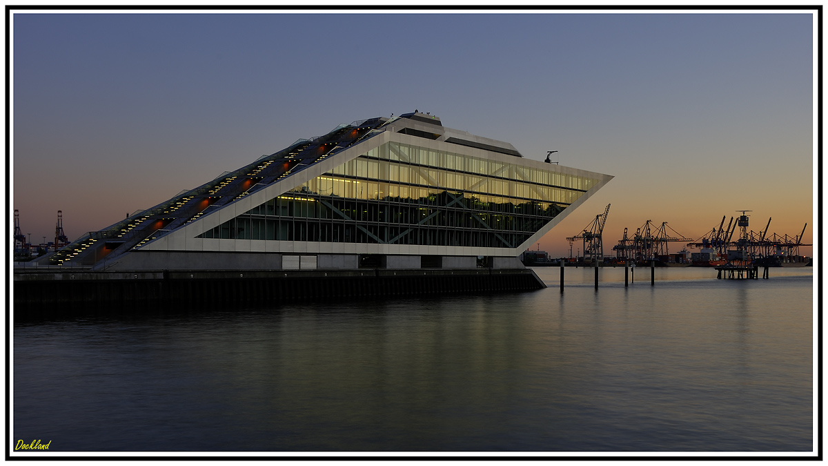 Dockland bei Abendrot