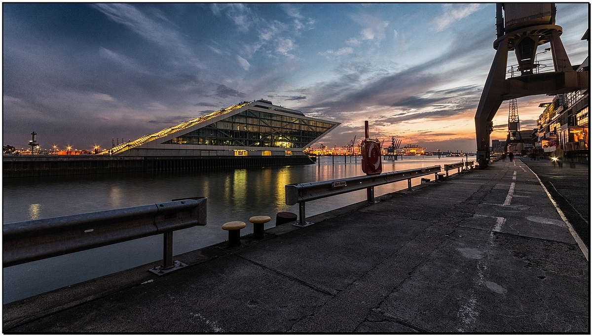 Dockland bei Sonnenuntergang