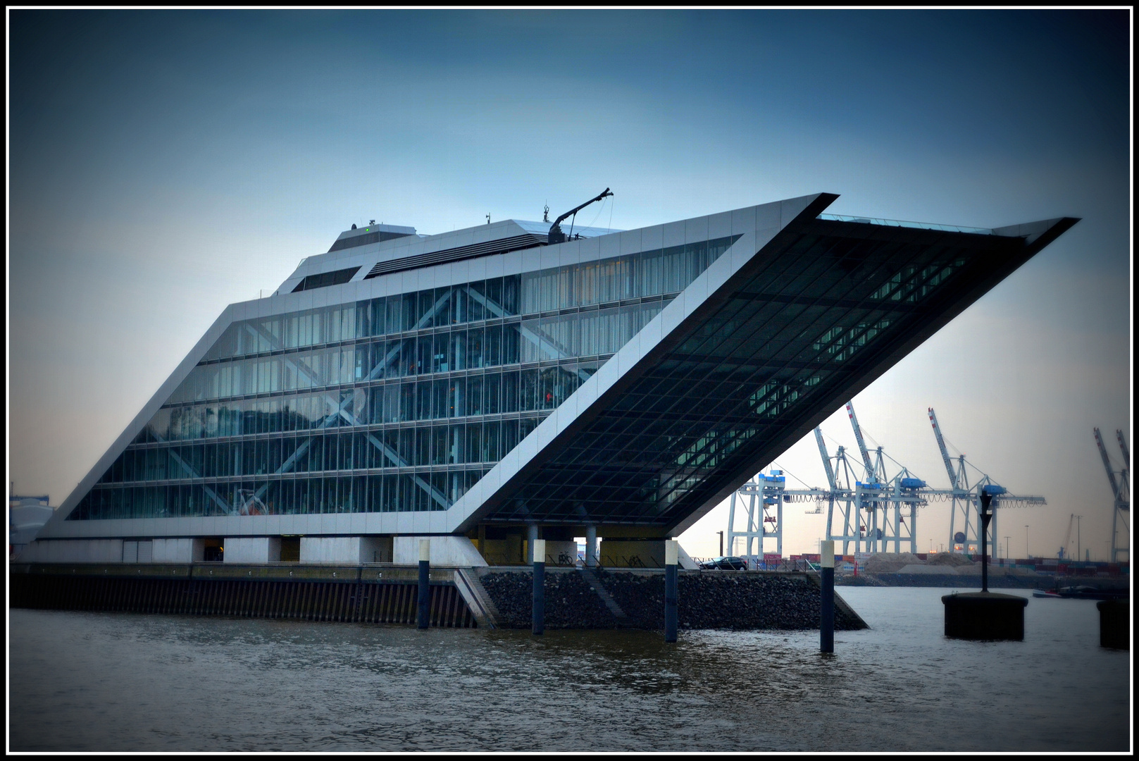 Dockland - Bürogebäude an der Elbe