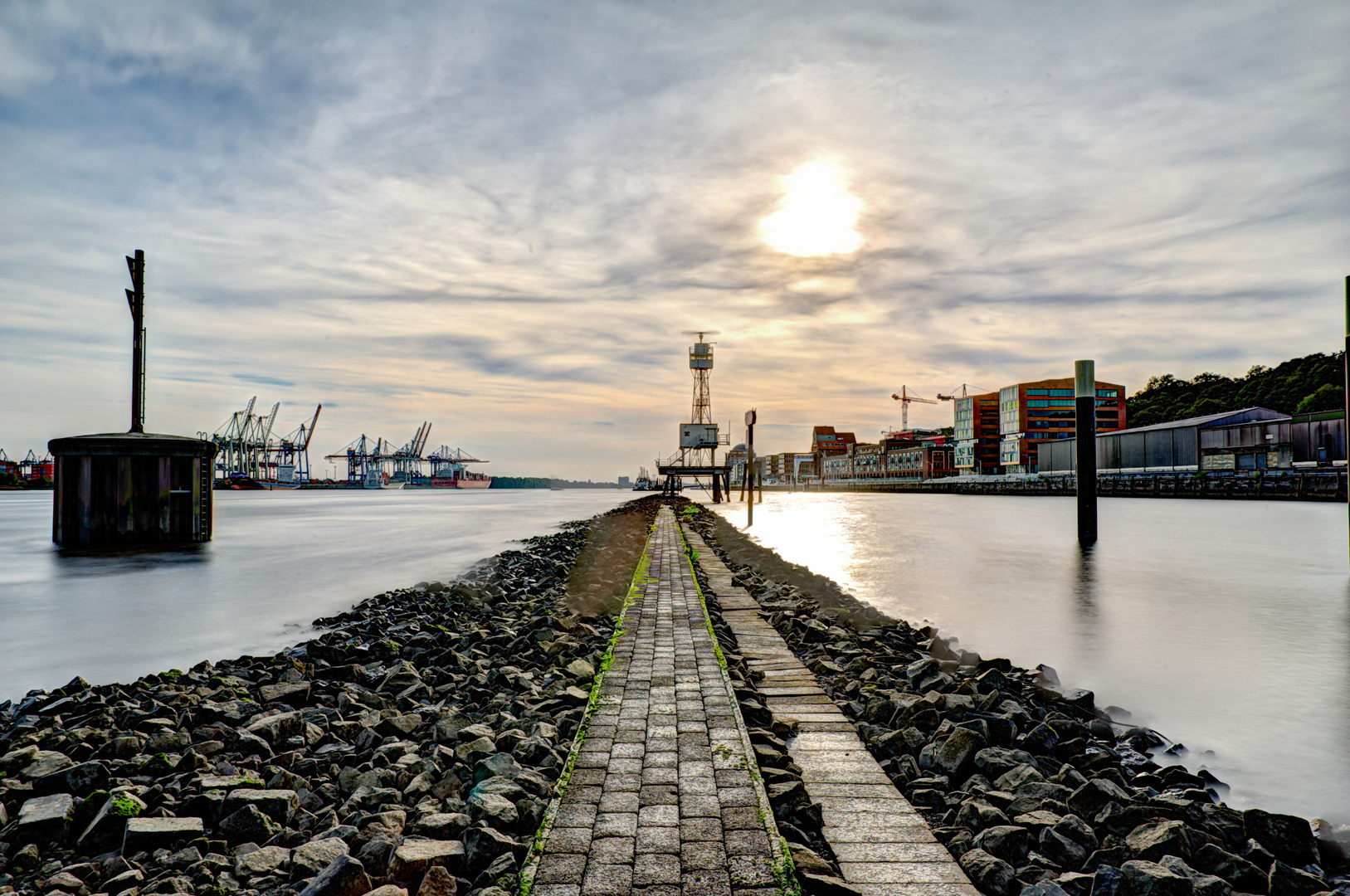 Dockland Elbradar auf Kai, Hamburg, HDR