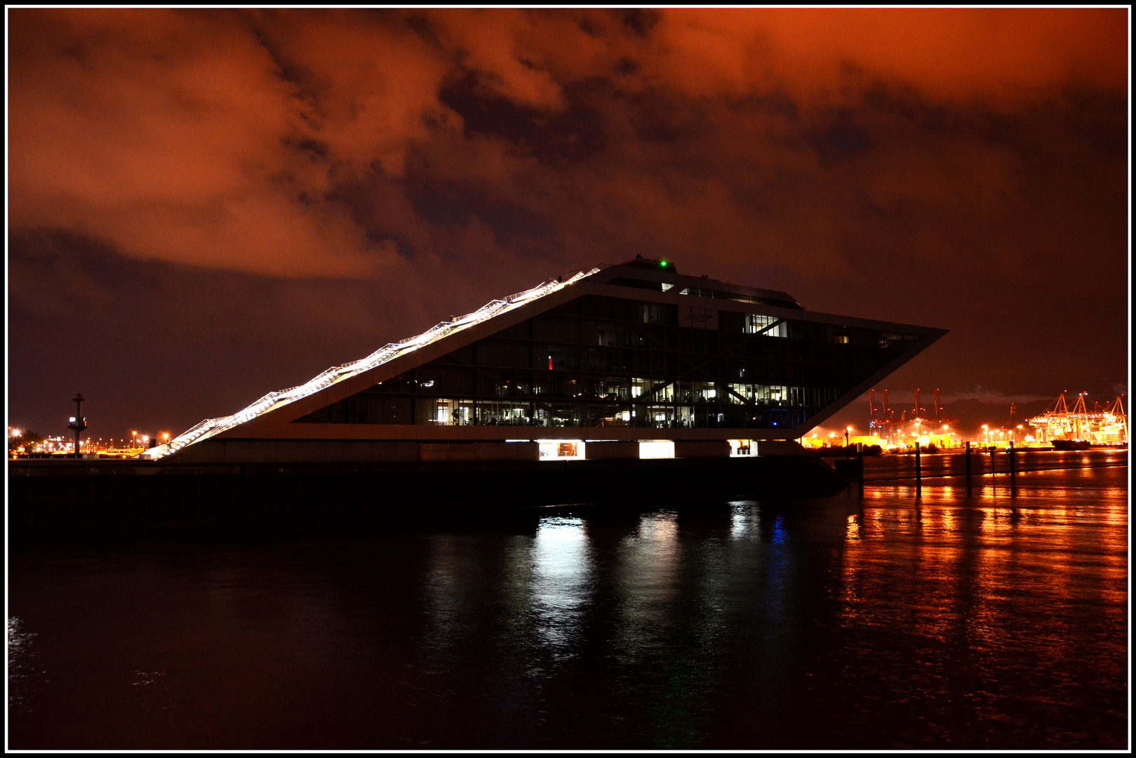 Dockland im brennenden Abendlicht