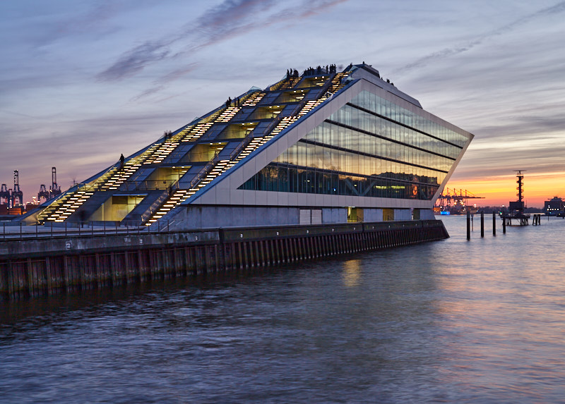 "Dockland" in der Abenddämmerung im Stadtteil Hamburg Altona-Altstadt 