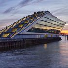 "Dockland" in der Abenddämmerung im Stadtteil Hamburg Altona-Altstadt 