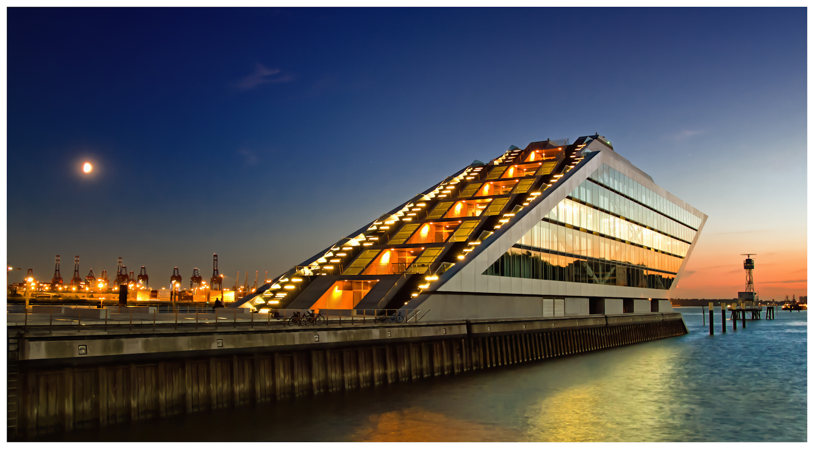 Dockland in der blauen Stunde