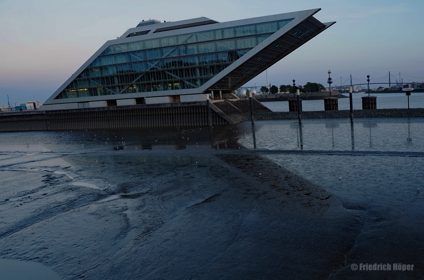 Dockland in der Blauen Stunde