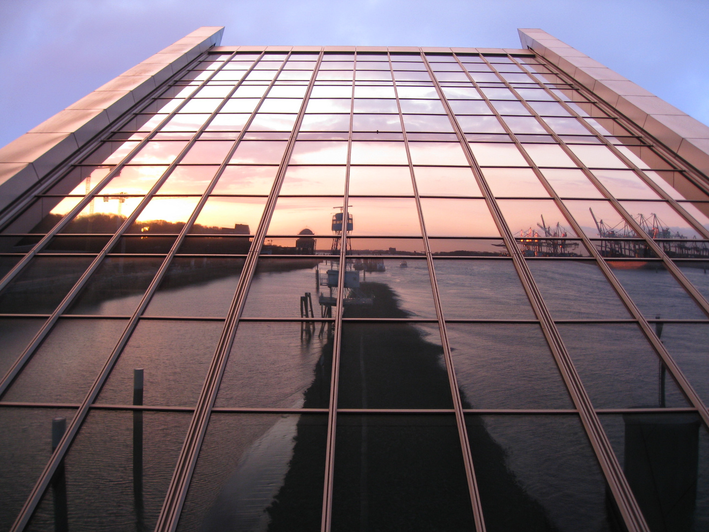 Dockland mit Elbe im Spiegel