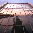 Dockland mit Elbe im Spiegel