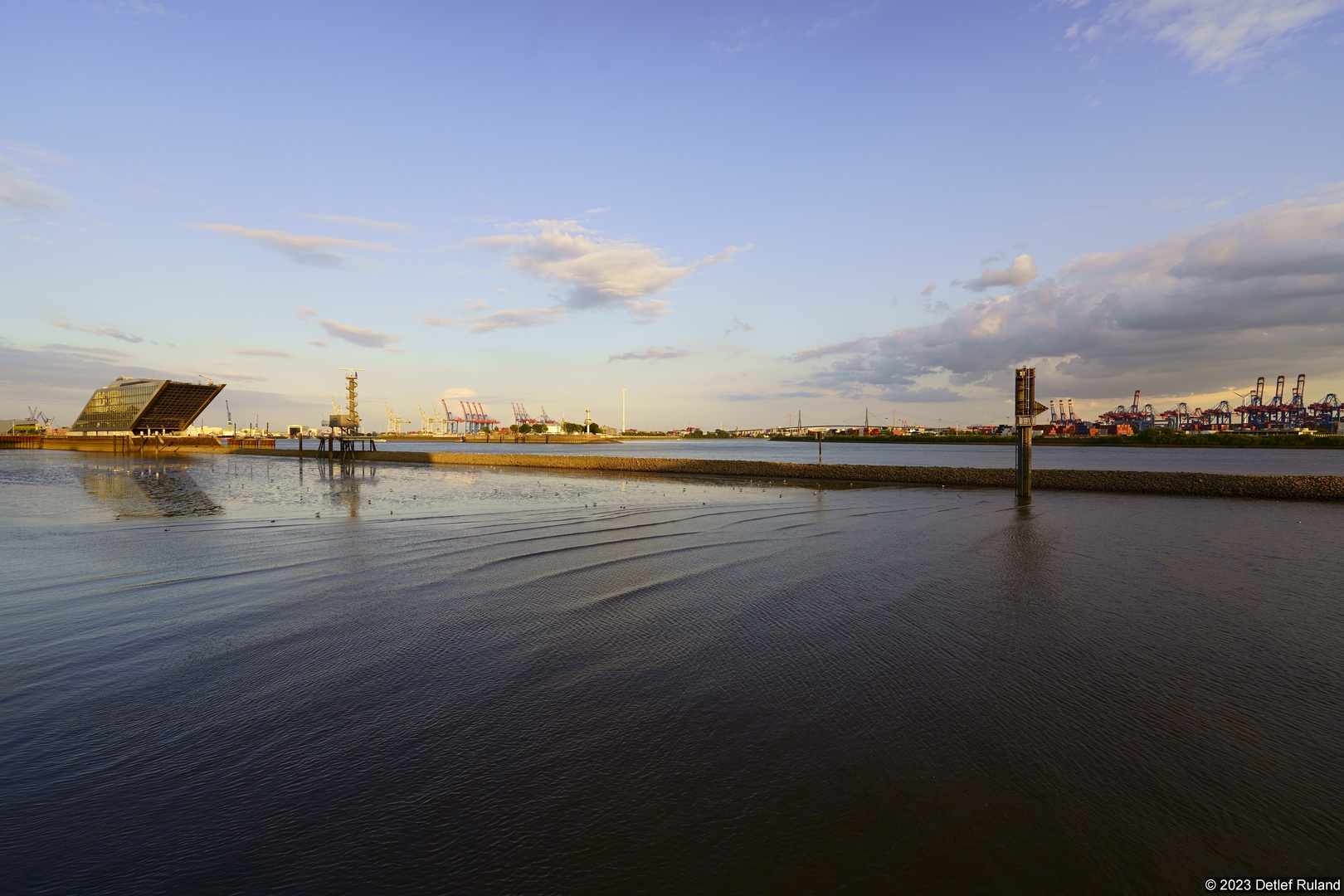 Dockland mit Hafen