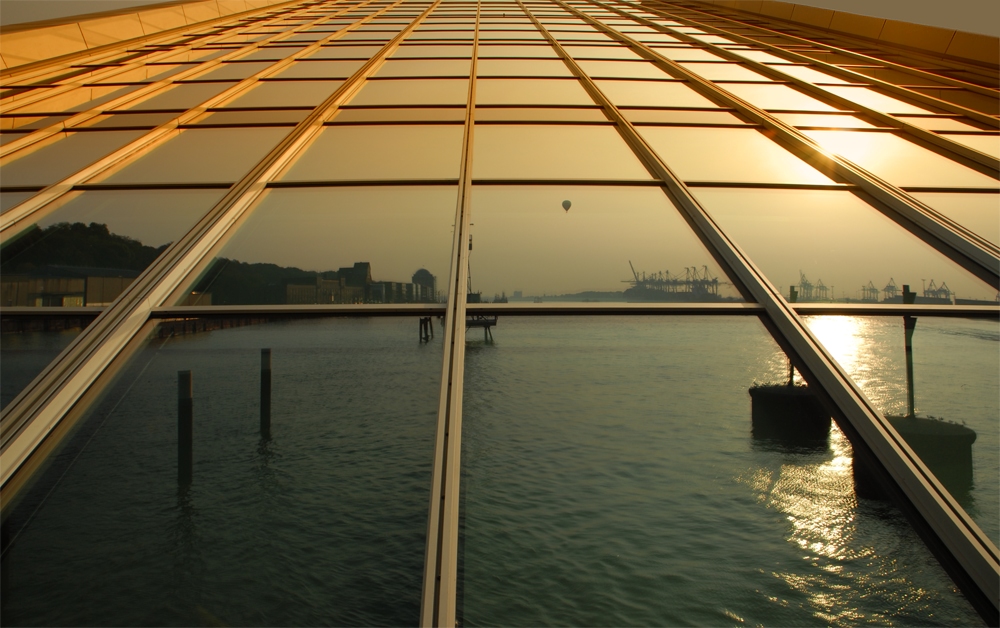 Dockland Spiegelungen im Hamburger Hafen