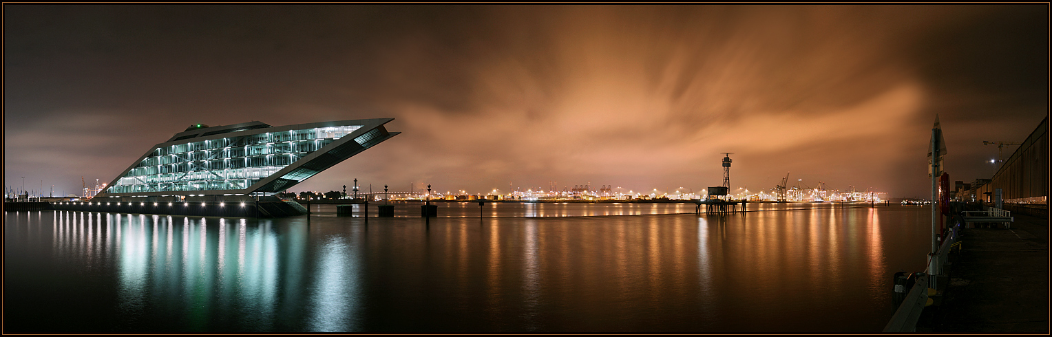 Dockland und Himmel über Hamburg