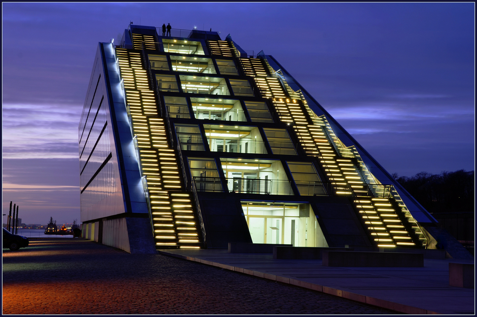 Dockland zur blauen Stunde