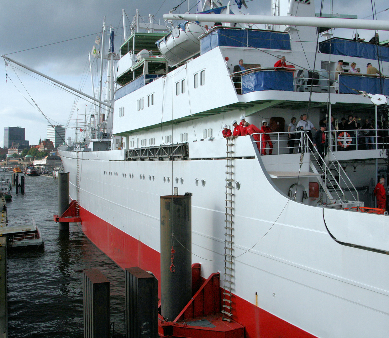 Dockschlösser am Anleger an der Überseebrücke in HH-St. Pauli