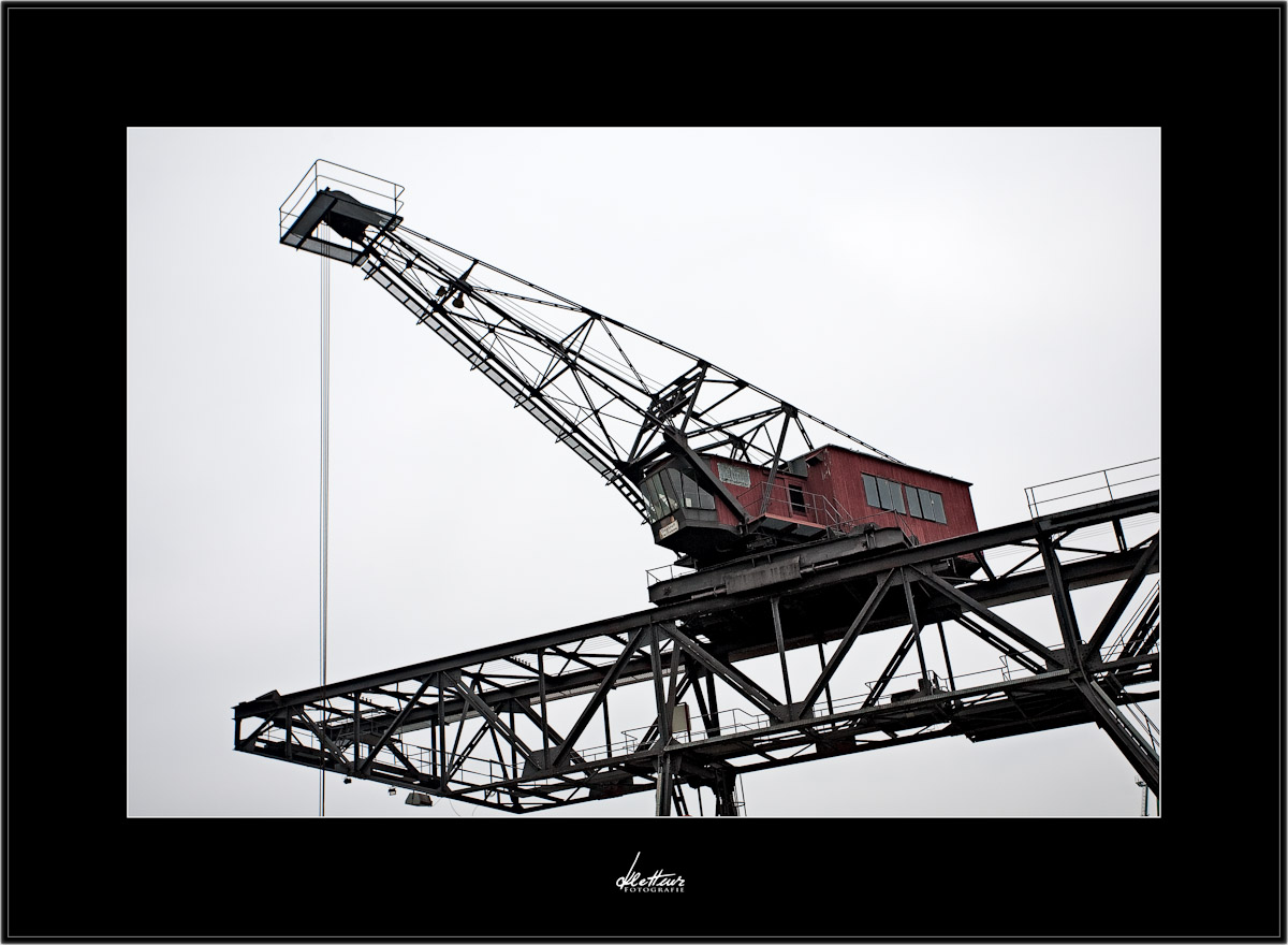 Dockside crane