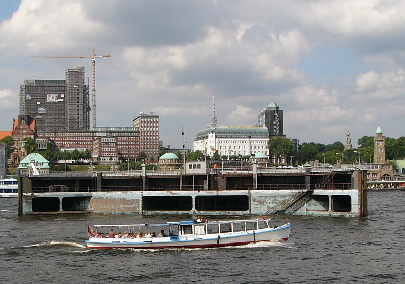 Docktor schwimmt beiseite.