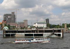 Docktor schwimmt beiseite.