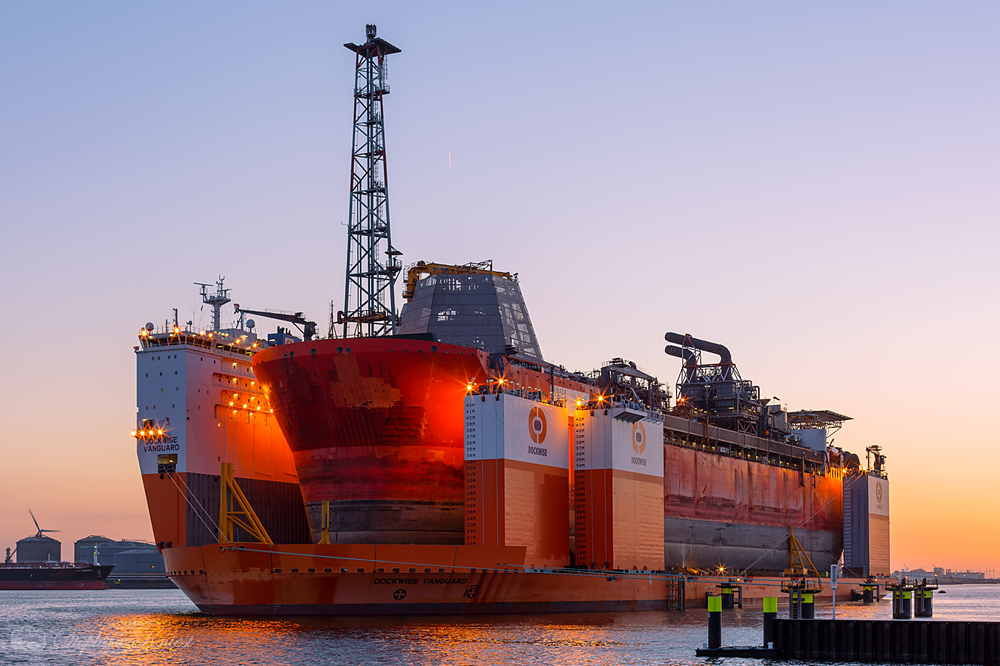 Dockwise Vanguard bei Sonnenuntergang