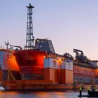 Dockwise Vanguard bei Sonnenuntergang