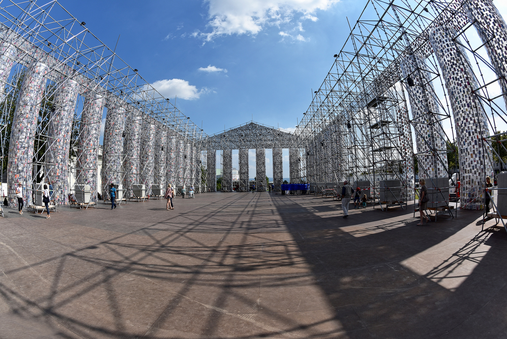 documenta 14 - Marta Minujin, Parthenon der Bücher 02