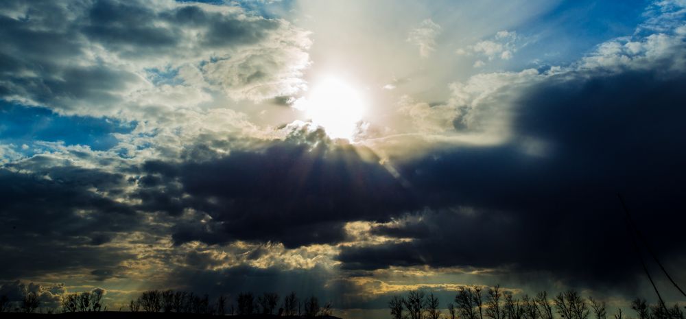 Doe Sonnenstrahlen brechen durch die Wolken