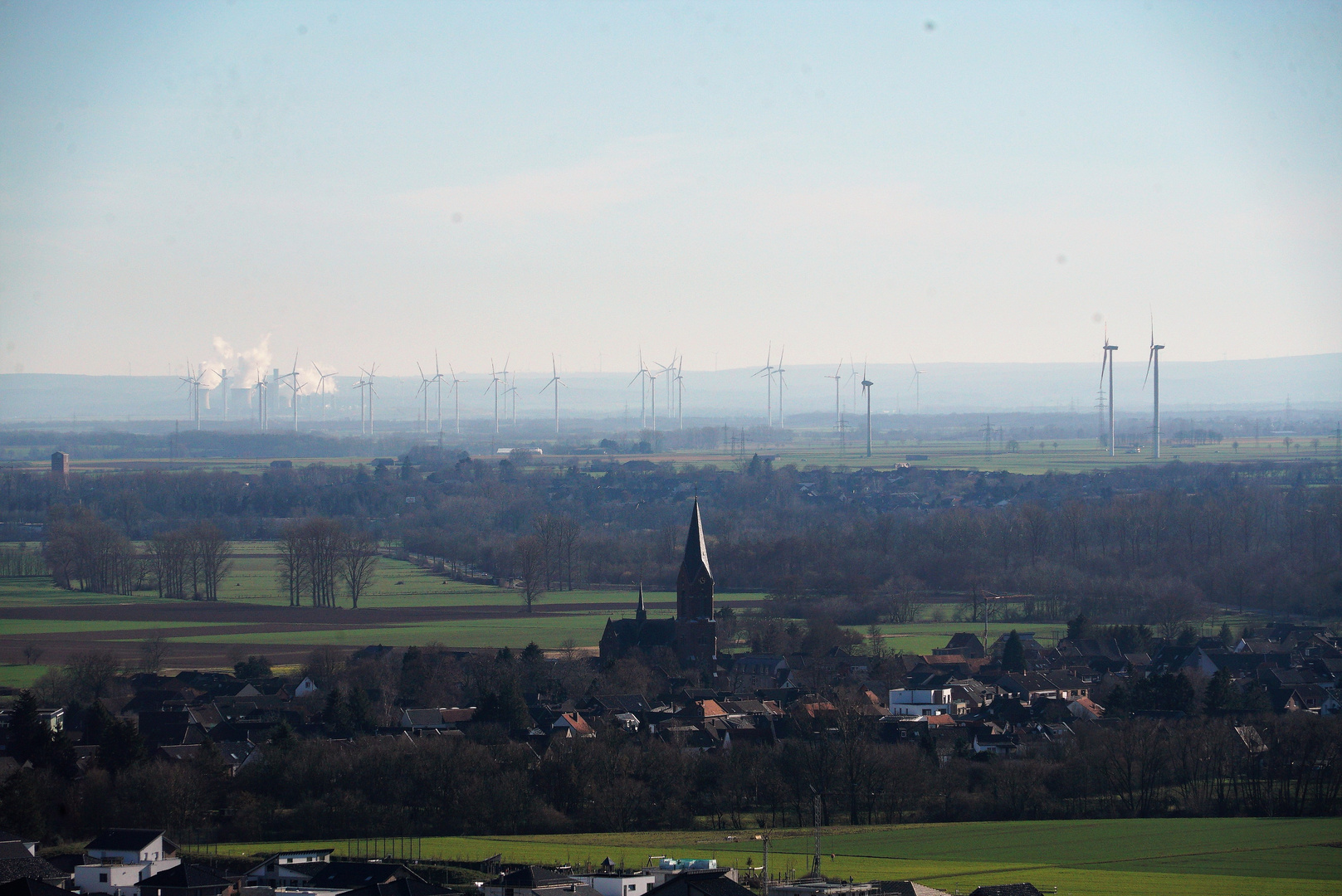 Dörfliche Idylle im Umfeld der modernen Energiegewinnung