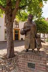 Doesburg - Kosterstraat - Granny & Grandchild